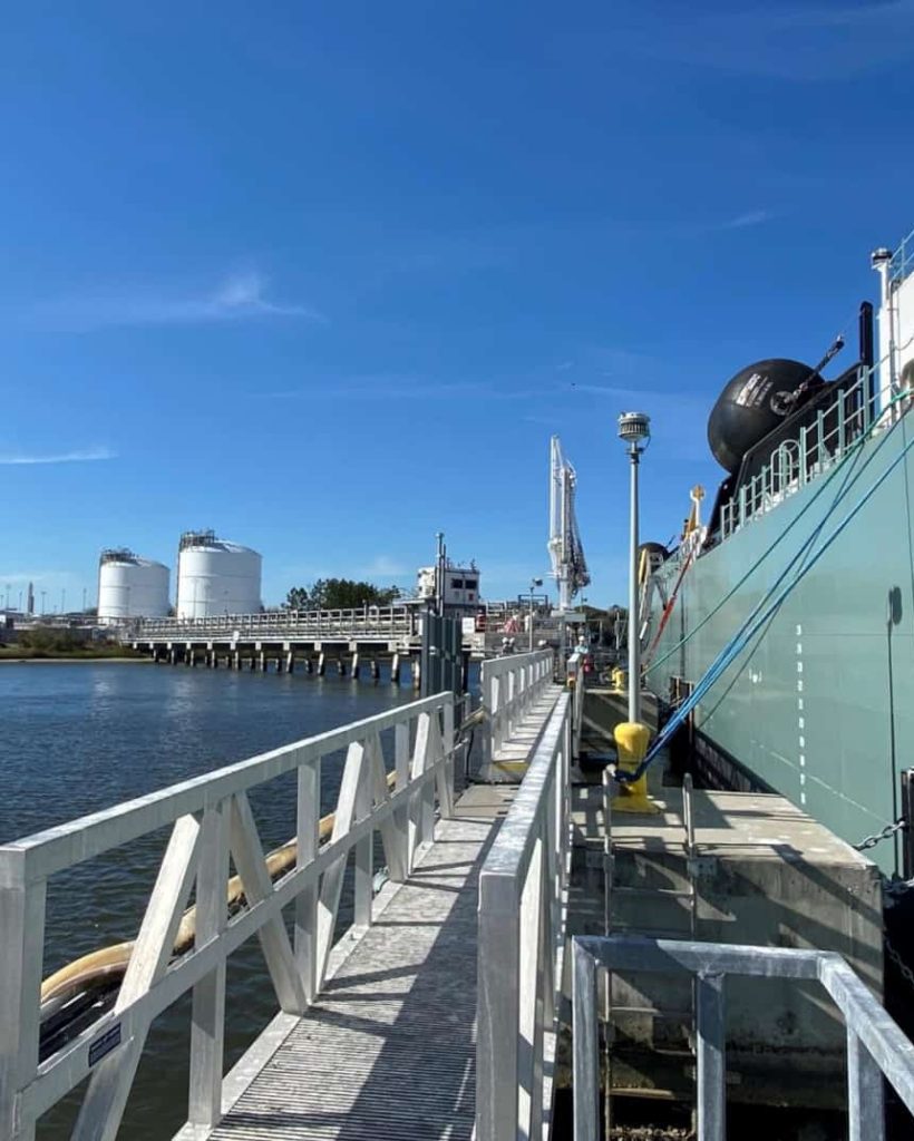 dock-ship-tanks